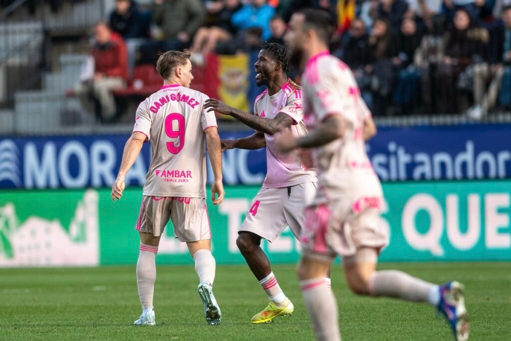 El Real Zaragoza vuelve a tocar fondo 1 Jugadores del Real Zaragoza junto a Dani Gómez, autor del gol