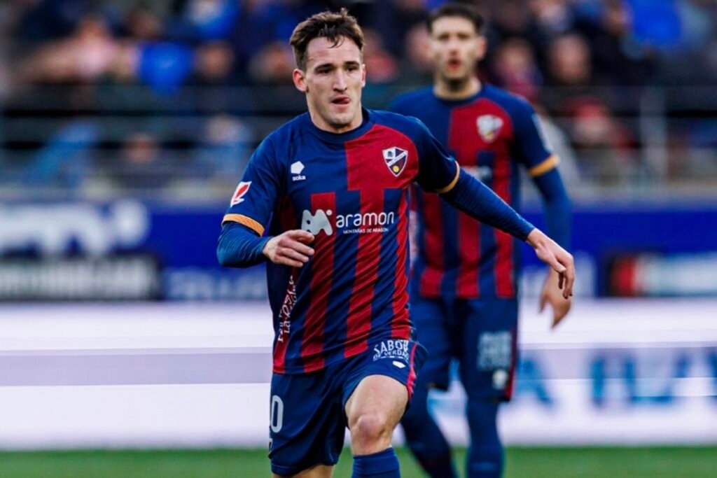 El Huesca busca volver a ganar tras la salida de Kortajarena y el regreso de Seoane 1 Kortajarena con la camiseta del Huesca esta temporada