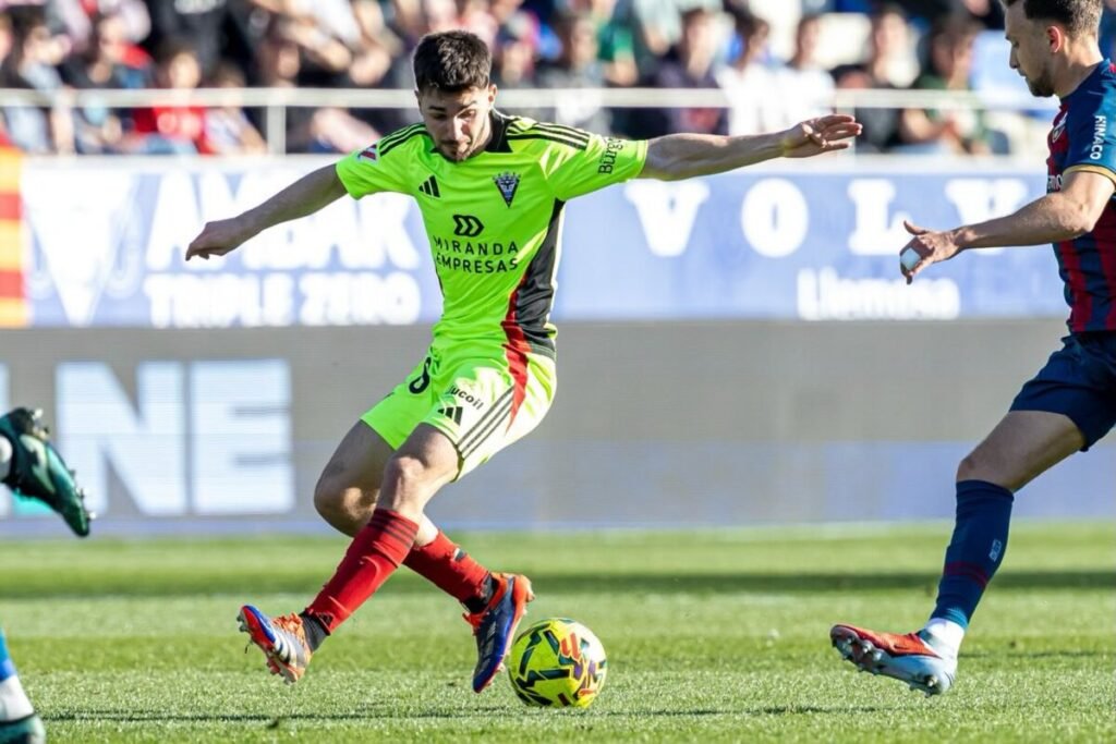 Huesca: Javi Hernández se reivindica en El Alcoraz 1 Javi Hernández en el encuentro entre Huesca y Mirandés