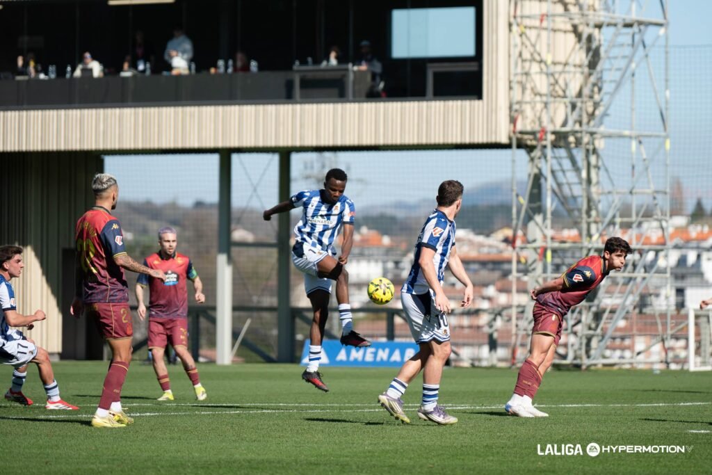 Ochieng disparando a portería frente al Dépor