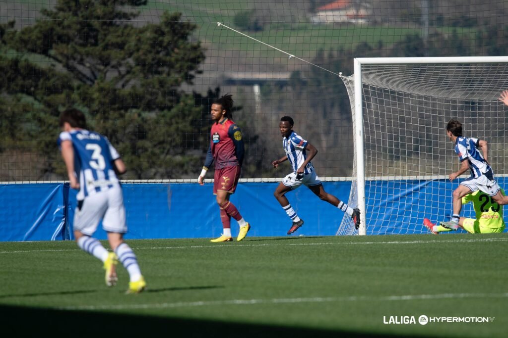 Ochieng festjando el 2 a 1 frente al Dépor
