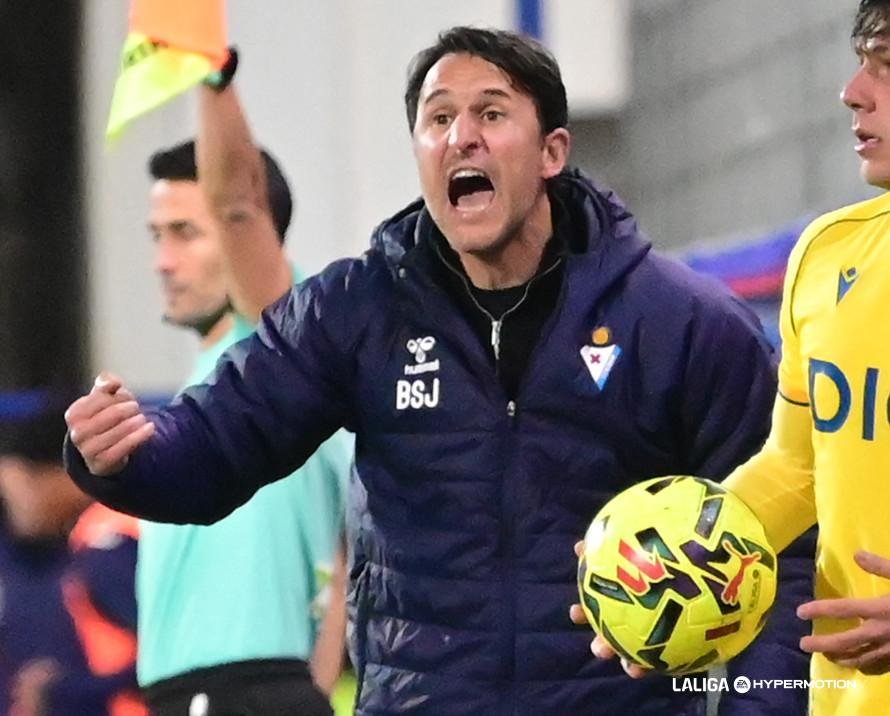Beñat San José dirige a un Eibar de extremos