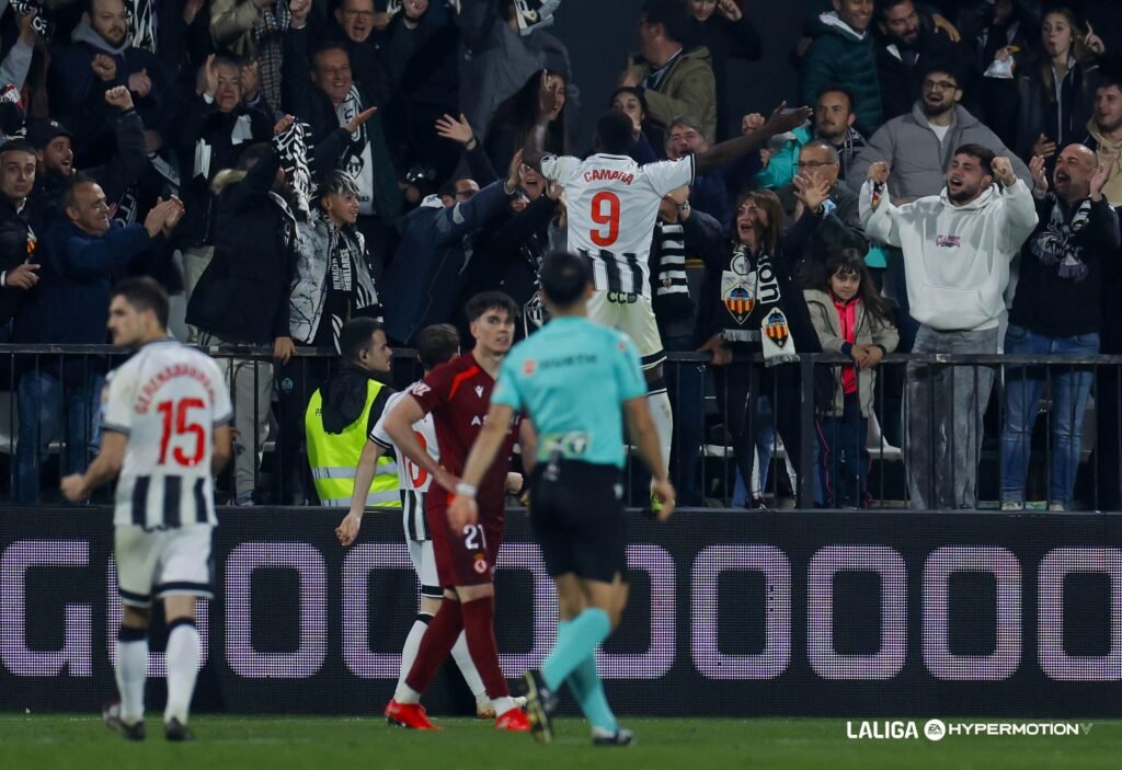 Ousmane Camara festejando su tanto anotando ante la Cultural Leonesa