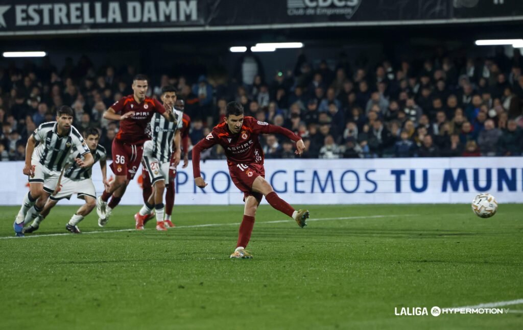 Luis Chacón ejecutando un penalti frente al Castellón