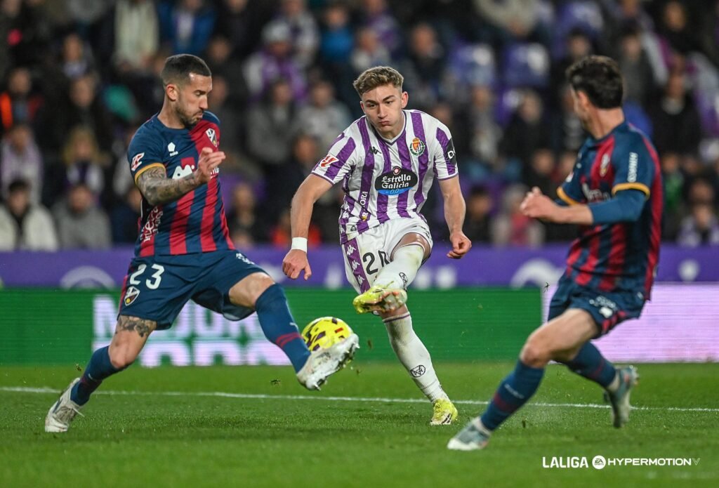 Chuki disparando a puerta encimado por Sielva. Real Valladolid - Huesca, dirigido por Fran Escribá