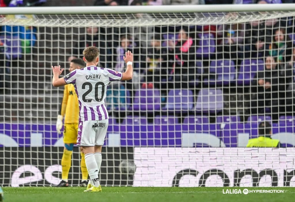 Chuki dando alguna indicación a sus compañeros frente al Huesca