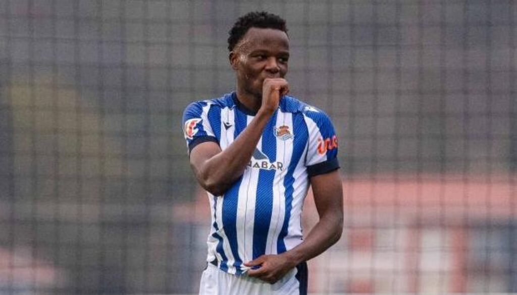 Real Sociedad B: los chicos empiezan a disfrutar 1 Job Ochieng celebra un gol con la Real Sociedad B en un partido de LaLiga Hypermotion