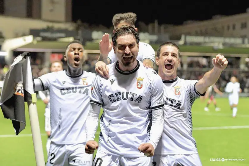 Los jugadores de la AD Ceuta celebran un gol en LaLiga Hypermotion