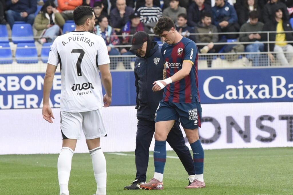 Enol Rodriguez tuvo que abandonar el terreno de juego a los nueve minutos en el encuentro entre Huesca y Albacete