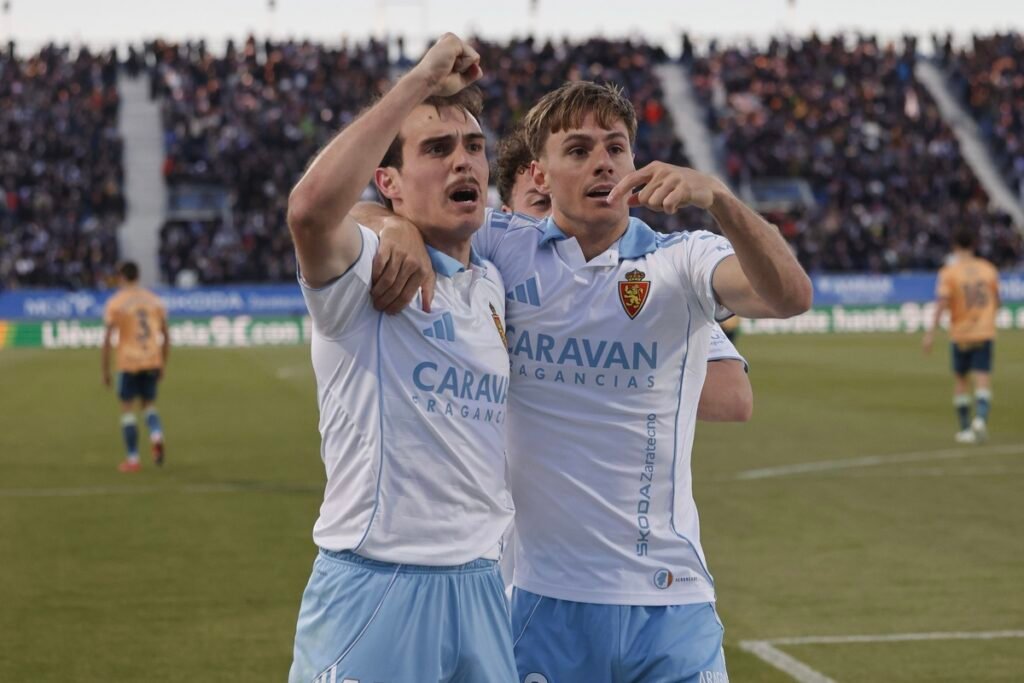 Francho y Dani Gómez celebrando el primer gol del Real Zaragoza al Racing
