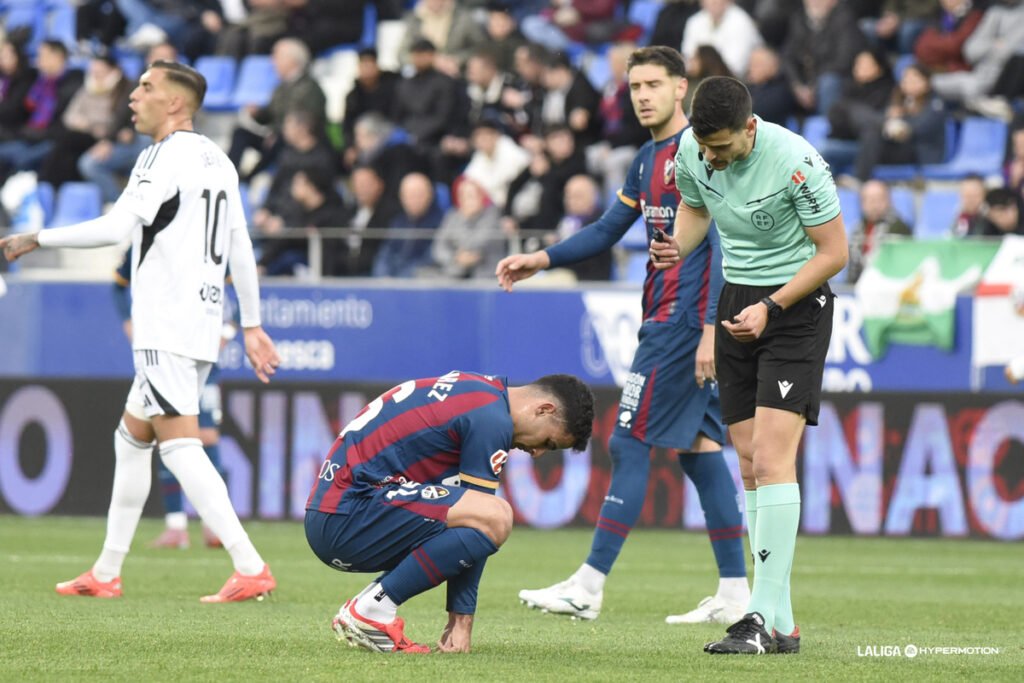 Jesús Álvarez, futbolista del Huesca, lesionado en el encuentro ante el Ceuta