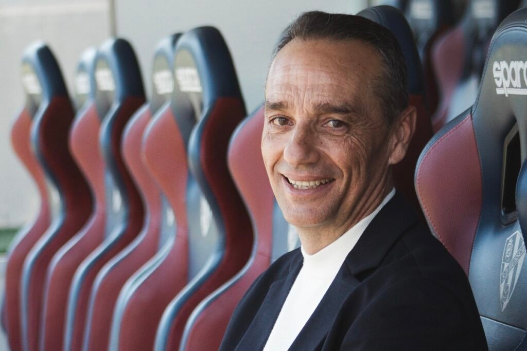 José Luis Oltra en el  banquillo del Huesca