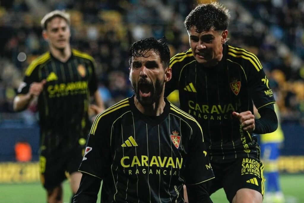 Hugo Pinilla celebrando junto a Kenan Kodro, autor del gol del Real Zaragoza frente al Cádiz 