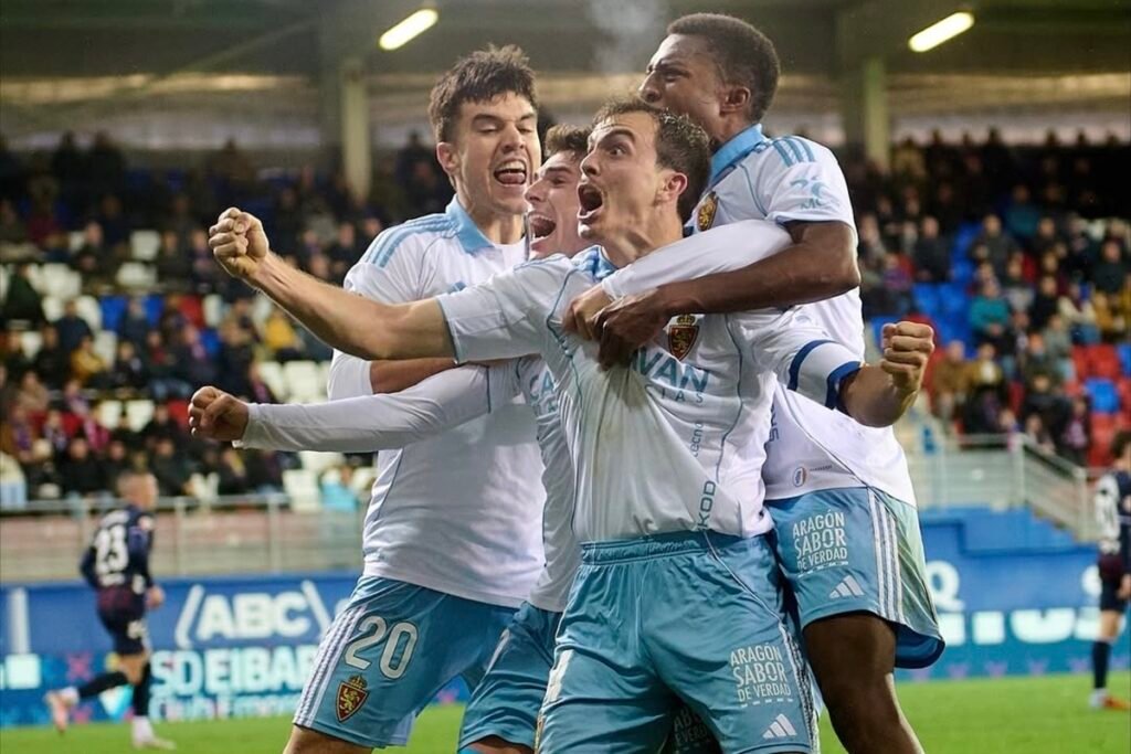 Real Zaragoza, el equipo que más futbolistas emplea 1 Aguirregabiria, Francho y Ale Gomes celebrando la victoria del Real Zaragoza