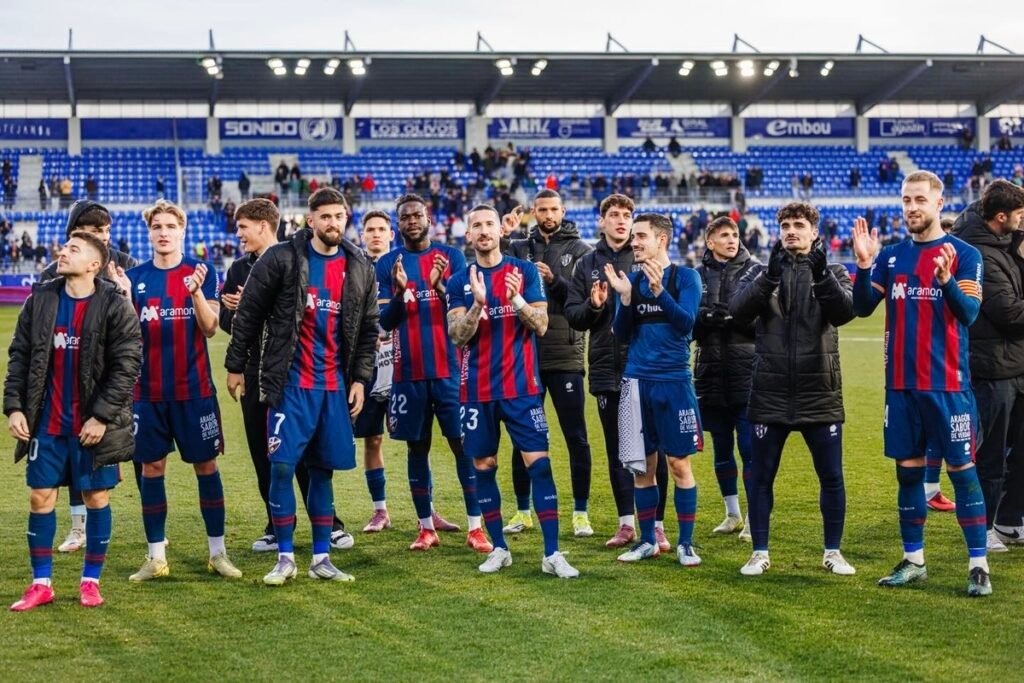 De ser la única esperanza del Huesca a quedar en el ostracismo 1 Jugadores del Huesca junto a su afición