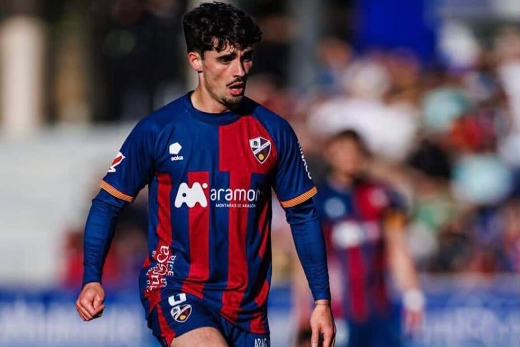 Javi Mier en un partido con el Huesca esta temporada