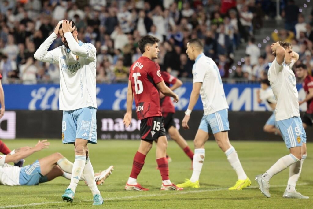 Real Zaragoza: Ocho jornadas para evitar el descenso 1 Jugadores del Real Zaragoza lamentados tras fallar una ocasión