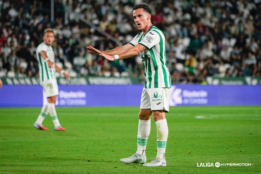 Isma Ruiz, al fondo, podría salir del Córdoba