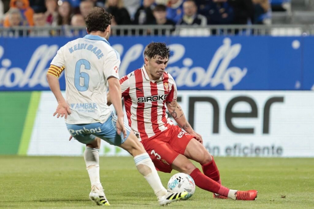 Real Zaragoza: Dos temporadas de altibajos para Keidi Bare 2 Keidi Bare en el duelo con el Sporting de Gijón