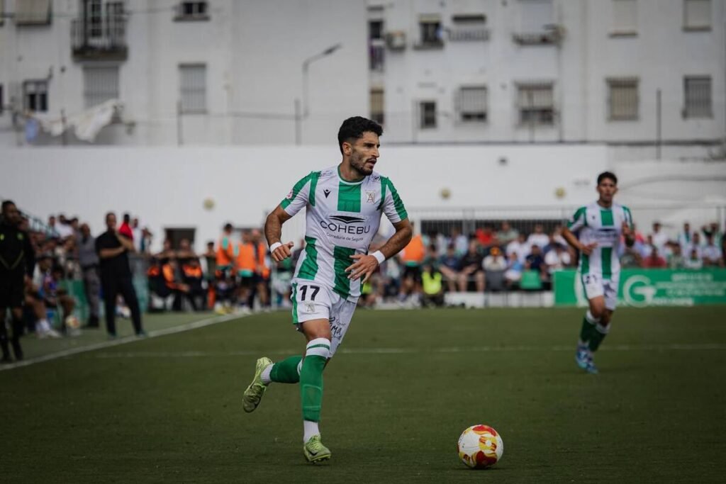 Rodri Val, posible refuerzo del Eldense, en un partido con el Atlético Sanluqueño