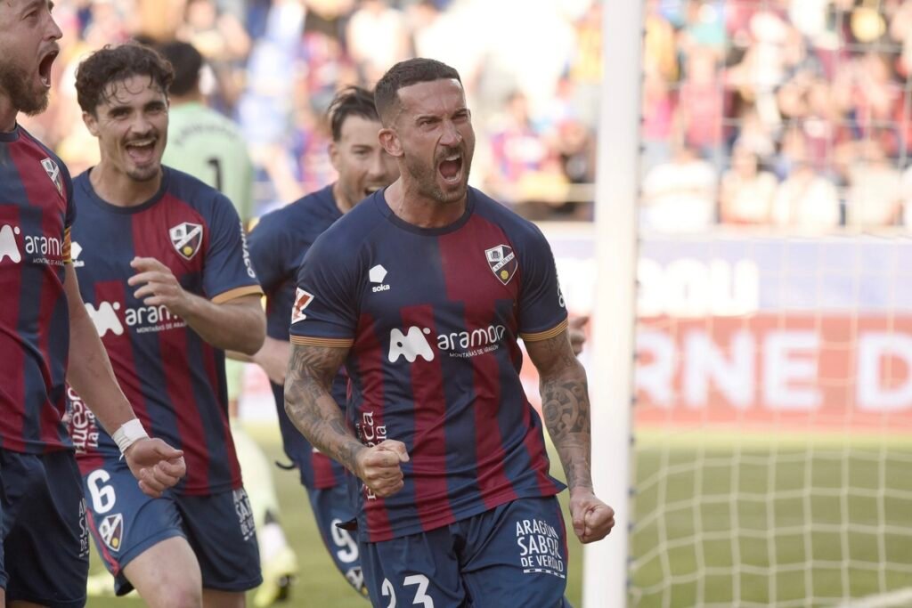 Óscar Sielva celebrando el gol que le dio la victoria al Huesca en el derbi