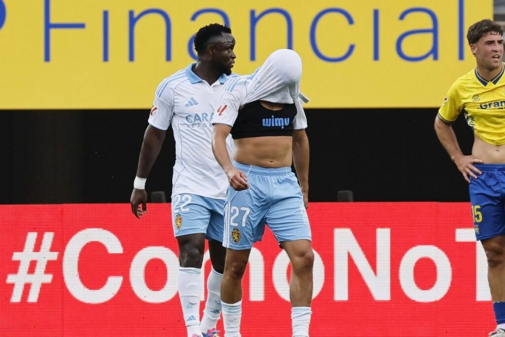 El Real Zaragoza pone fin a su etapa en Segunda División 1 Jugadores del Real Zaragoza tras el descenso