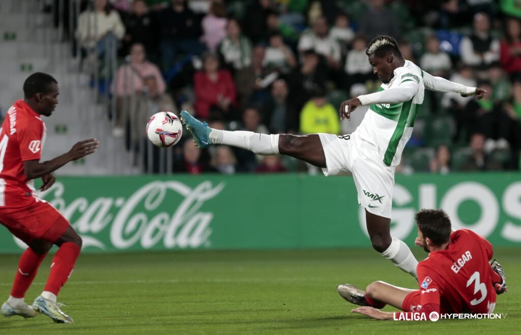 El Eibar vuelve a la carga por un potente lateral