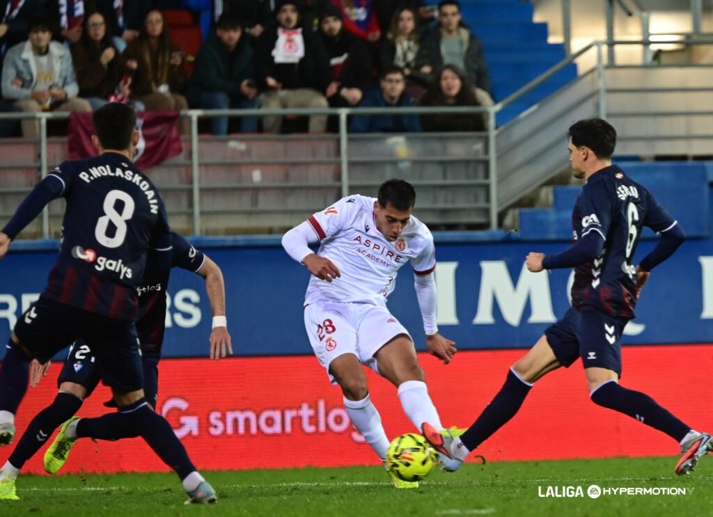 Thiago Ojeda disparando a portería en un encuentro frente al Eibar