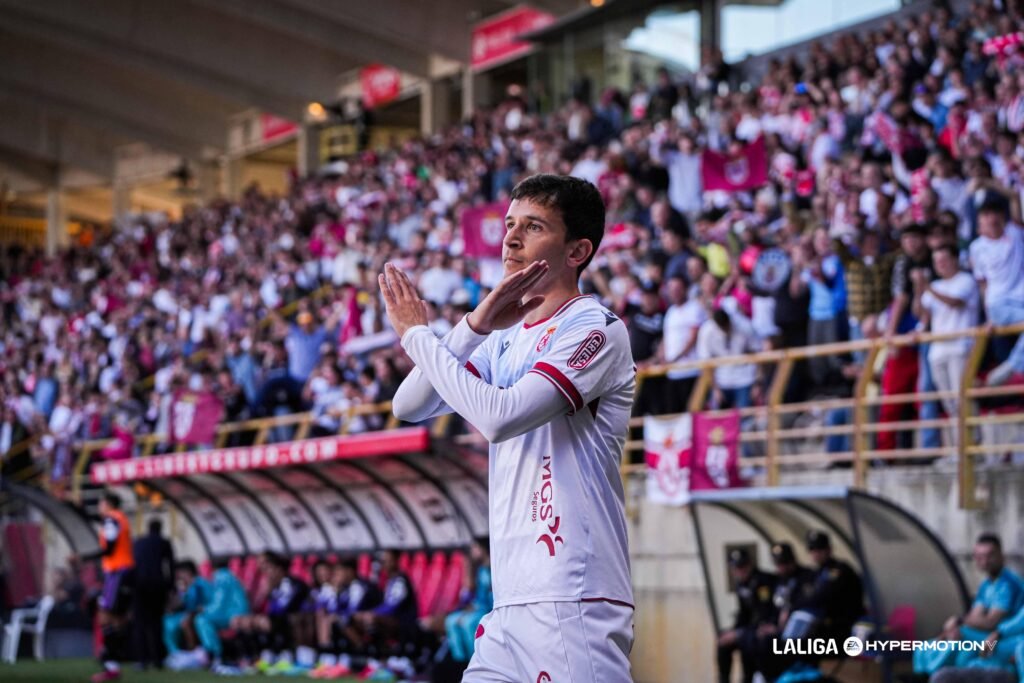 Luis Chacón festejando un gol frente al Pucela