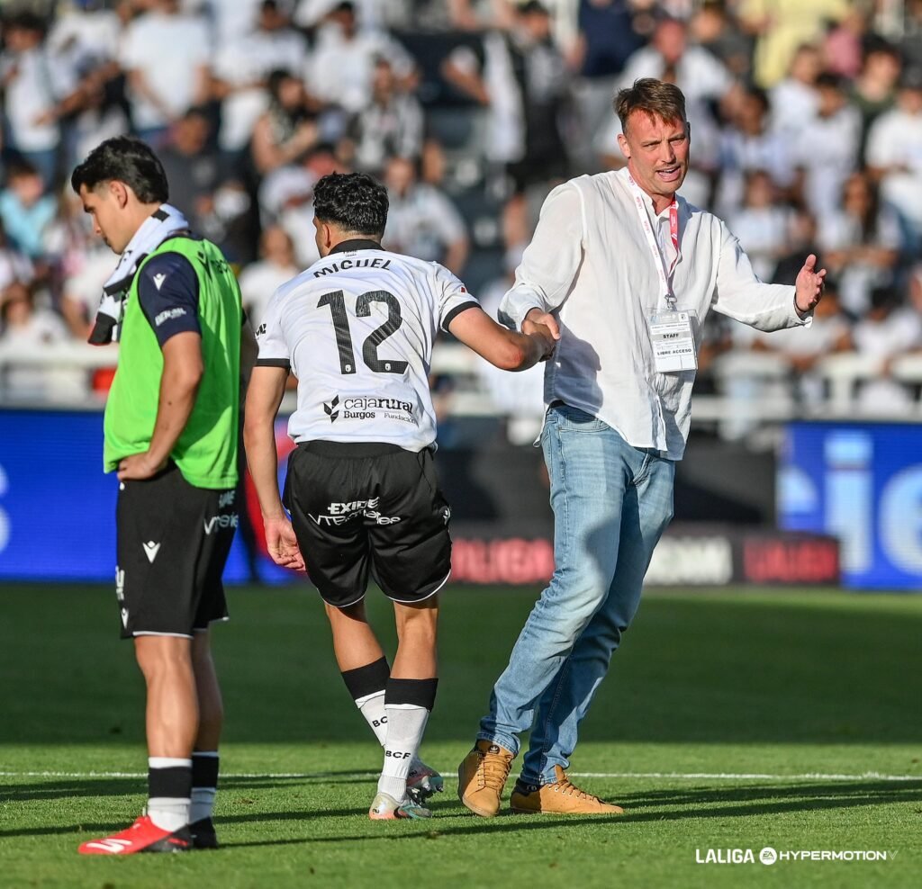 El Sporting pone el ojo en el cerrojo del Burgos 1 El Sporting también se fija en el Burgos