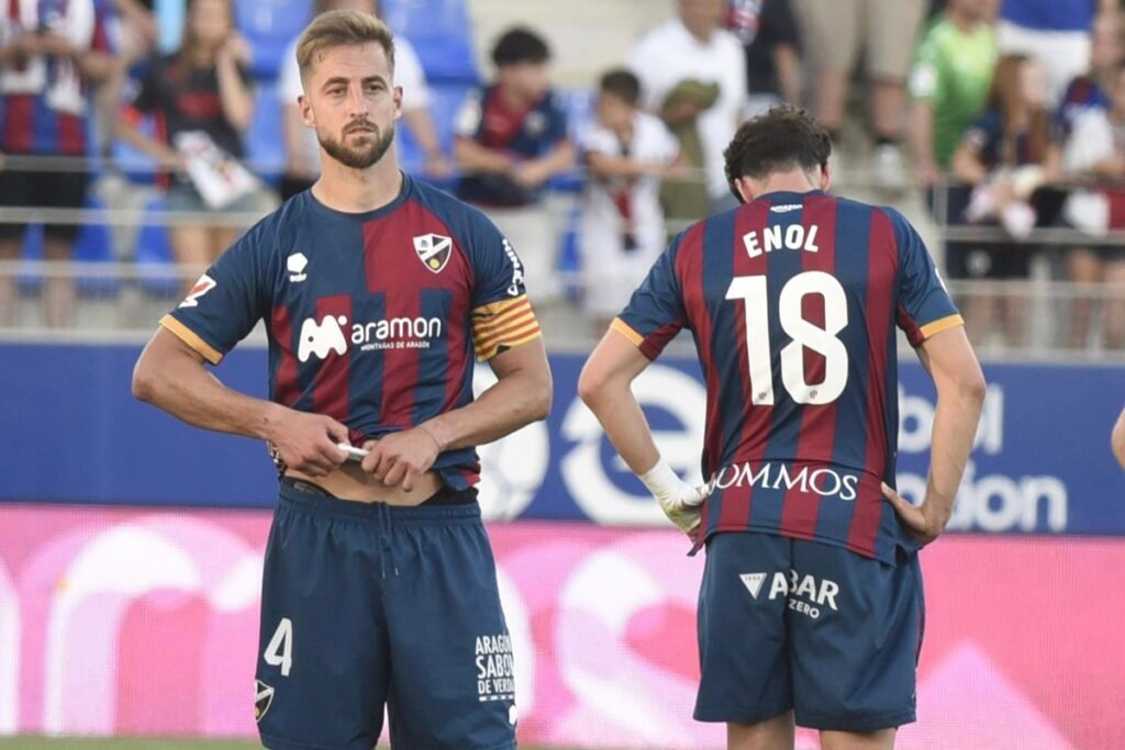 Pulido y Enol, jugadores del Huesca, tras el descenso