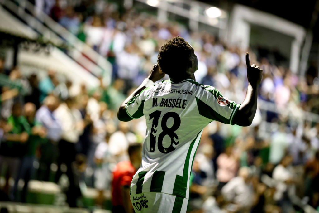 El Granada entra en la puja por Bassele