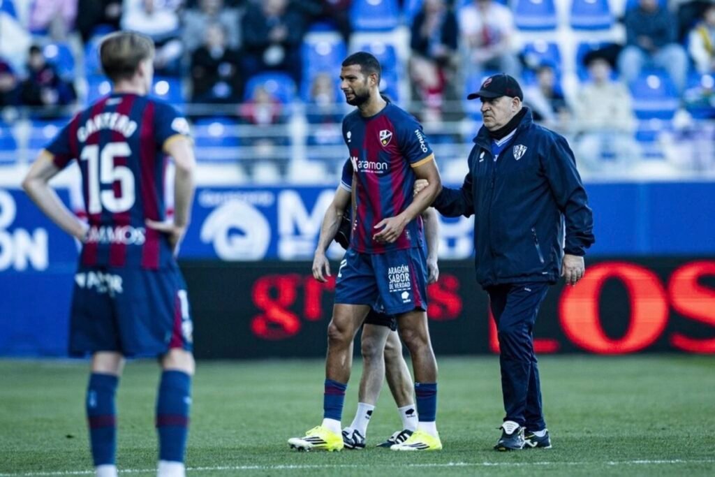 Joaquín Fernandez marchándose del terreno de juego a los quince minutos, en su debut con el Huesca