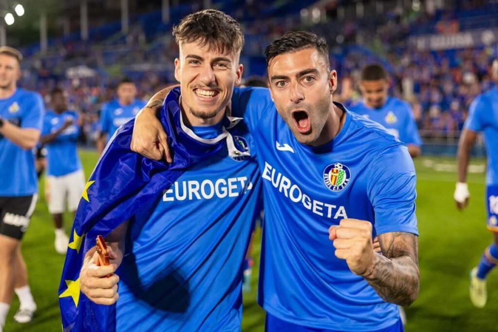 Adrián Liso junto a Diego Rico, ex jugador del Real Zaragoza, celebrando la clasificación a Conference League con el Getafe 