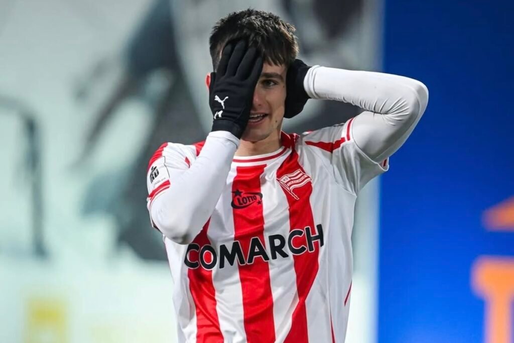 Pau Sans celebrando un gol con el Cracovia