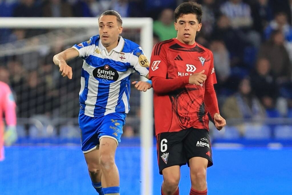 Thiago Helguera, futbolista que interesa al Granada, en un partido esta temporada con el Mirandés