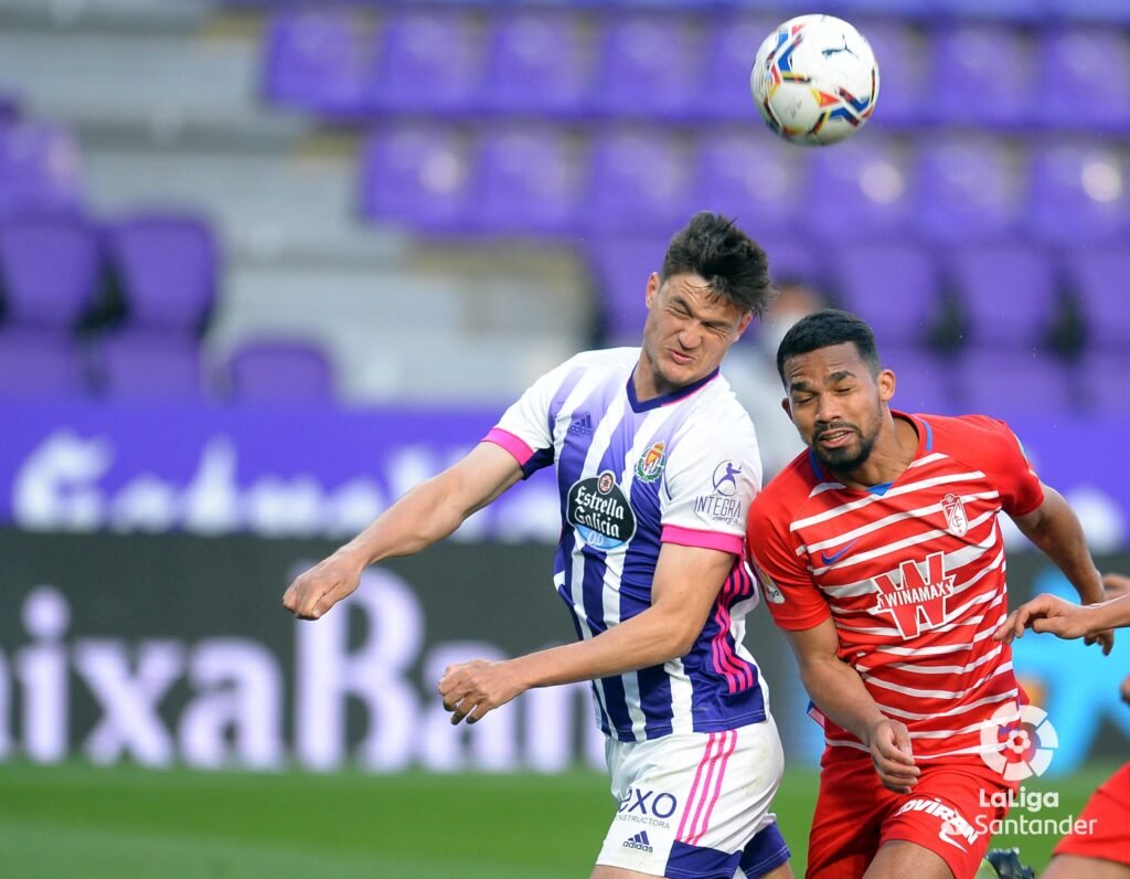 Miguel Rubio disputado un balón en su anterior etapa en el Real Valladolid