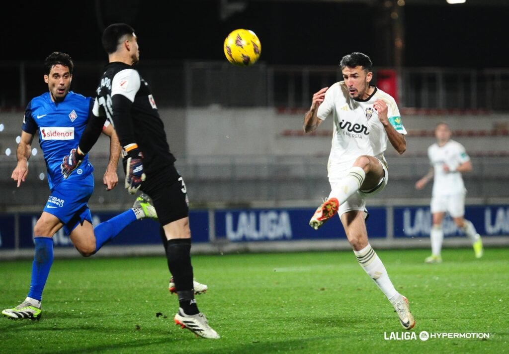 El Oviedo pregunta al Levante por un portero al que conoce bien su técnico