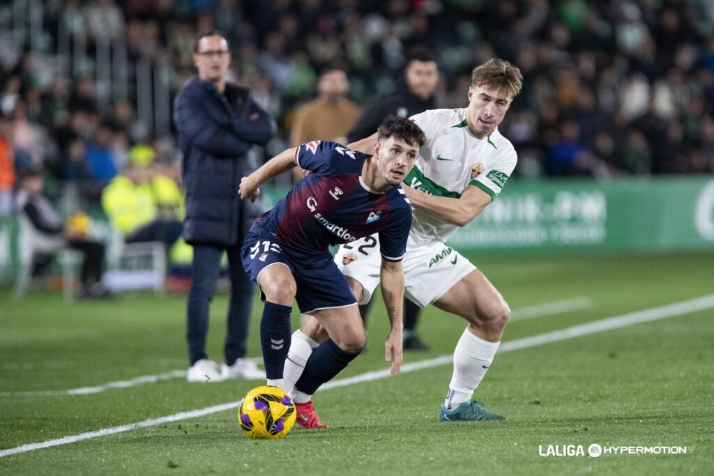 Iván Gil conduciendo el balón ante Affengruber