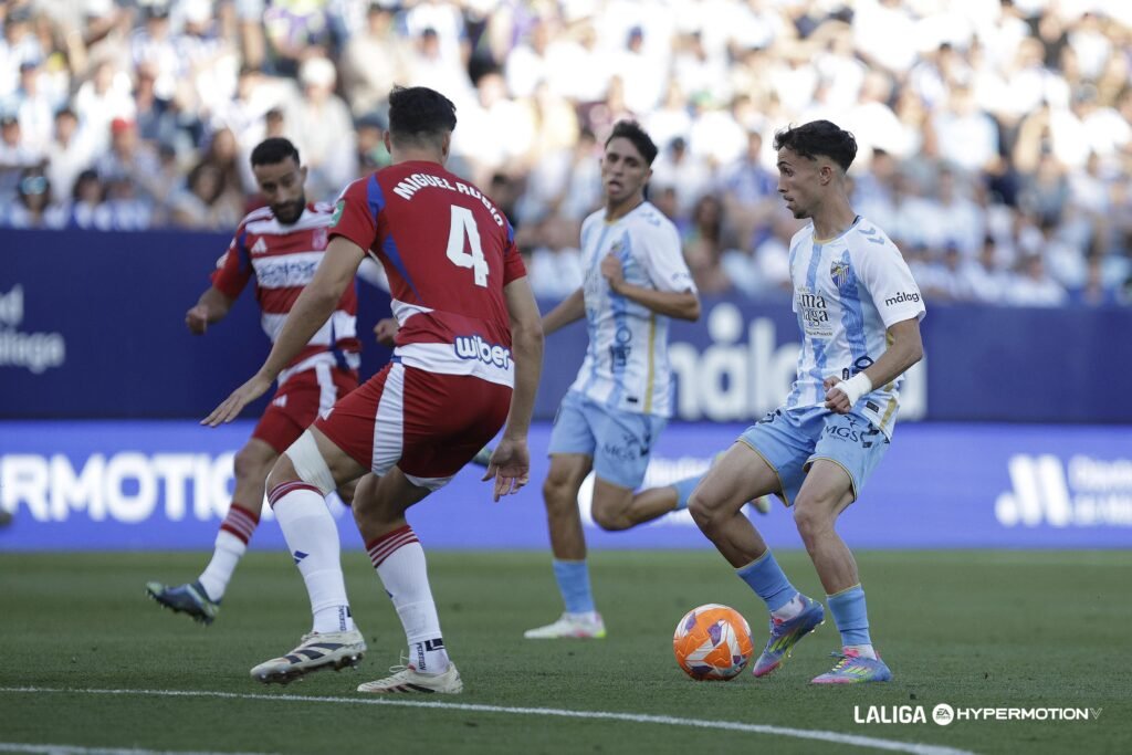 El Oviedo toma la delantera por el central que quieren varios equipos de Segunda