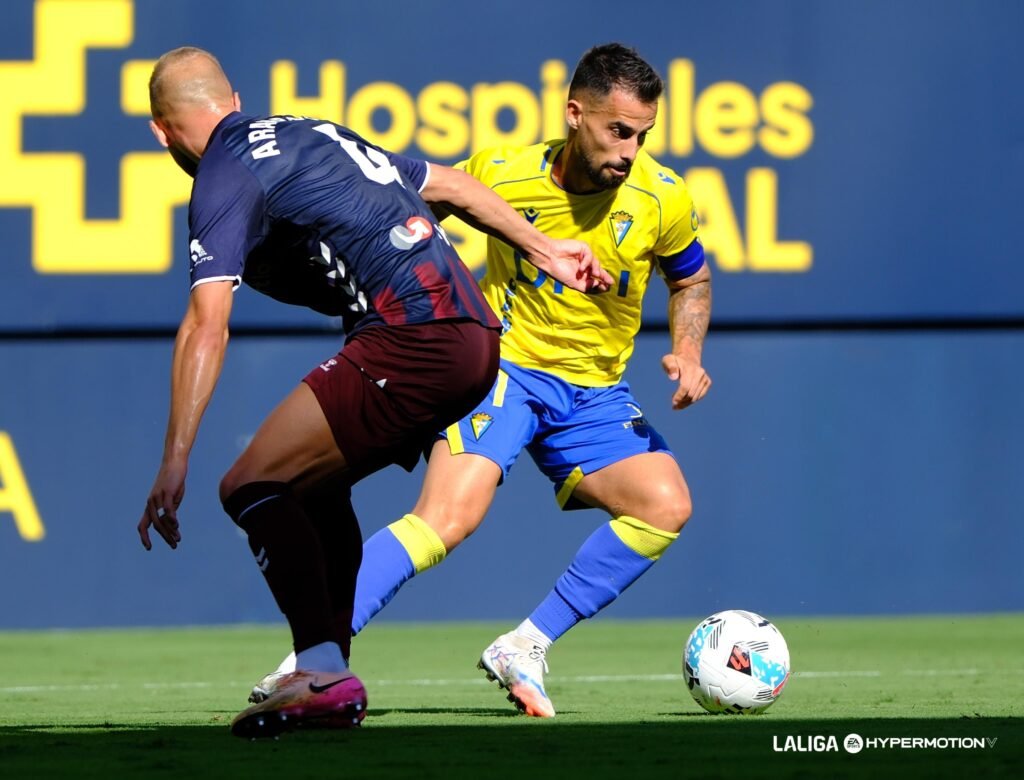 Sorpresa en Eibar: la Cultu se interesa por un jugador 1 Aritz Arambarri, actual jugador del Eibar, siendo encarado por Suso.