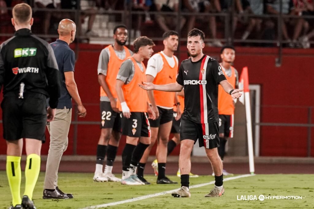 El Sporting recibe interés de dos equipos por su descarte 1 El Sporting negocia con dos equipos la salida de un descarte