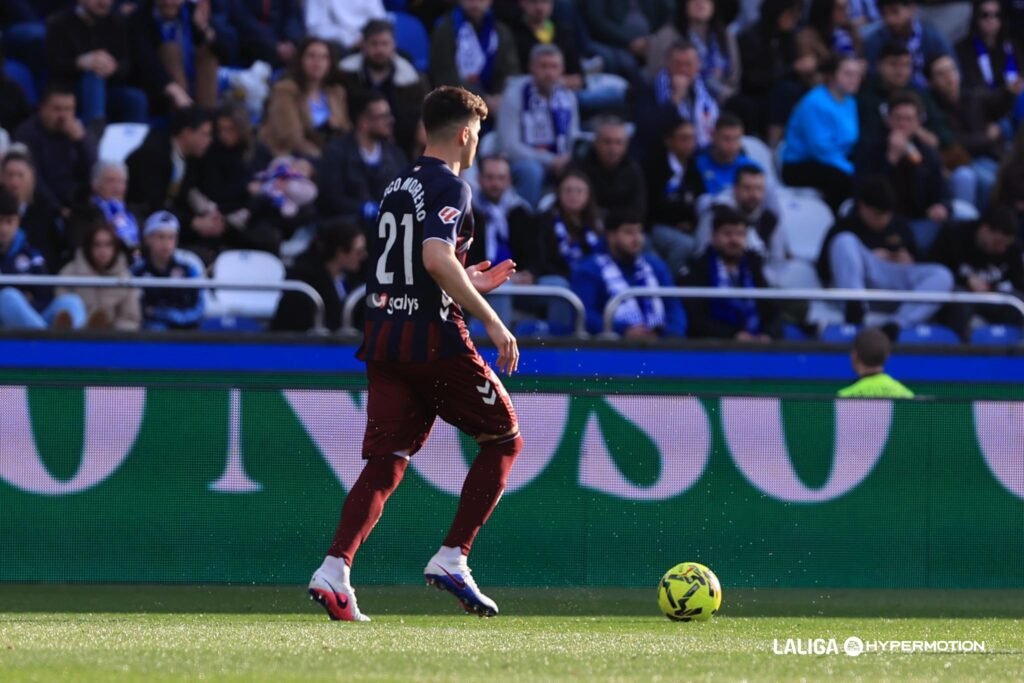 Marco Moreno con el balón como jugador del Eibar