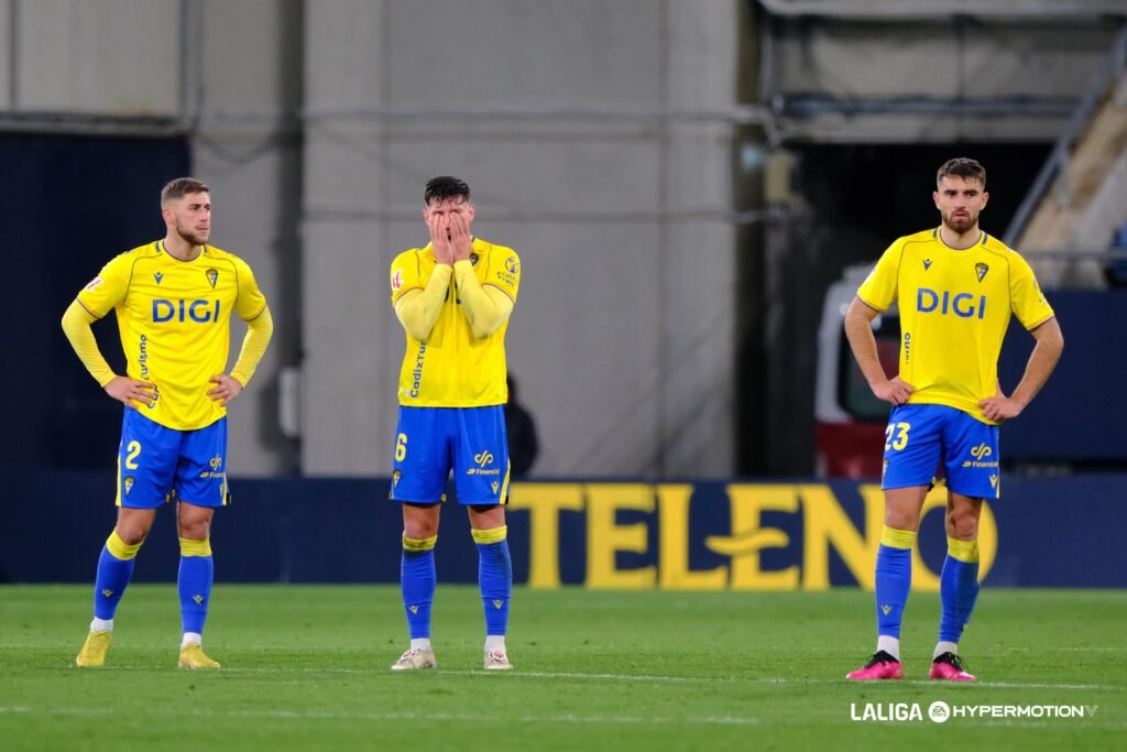 El Ceuta acerca un fichaje desde el Cádiz CF 1 El Ceuta cierra el fichaje de un central del Cádiz