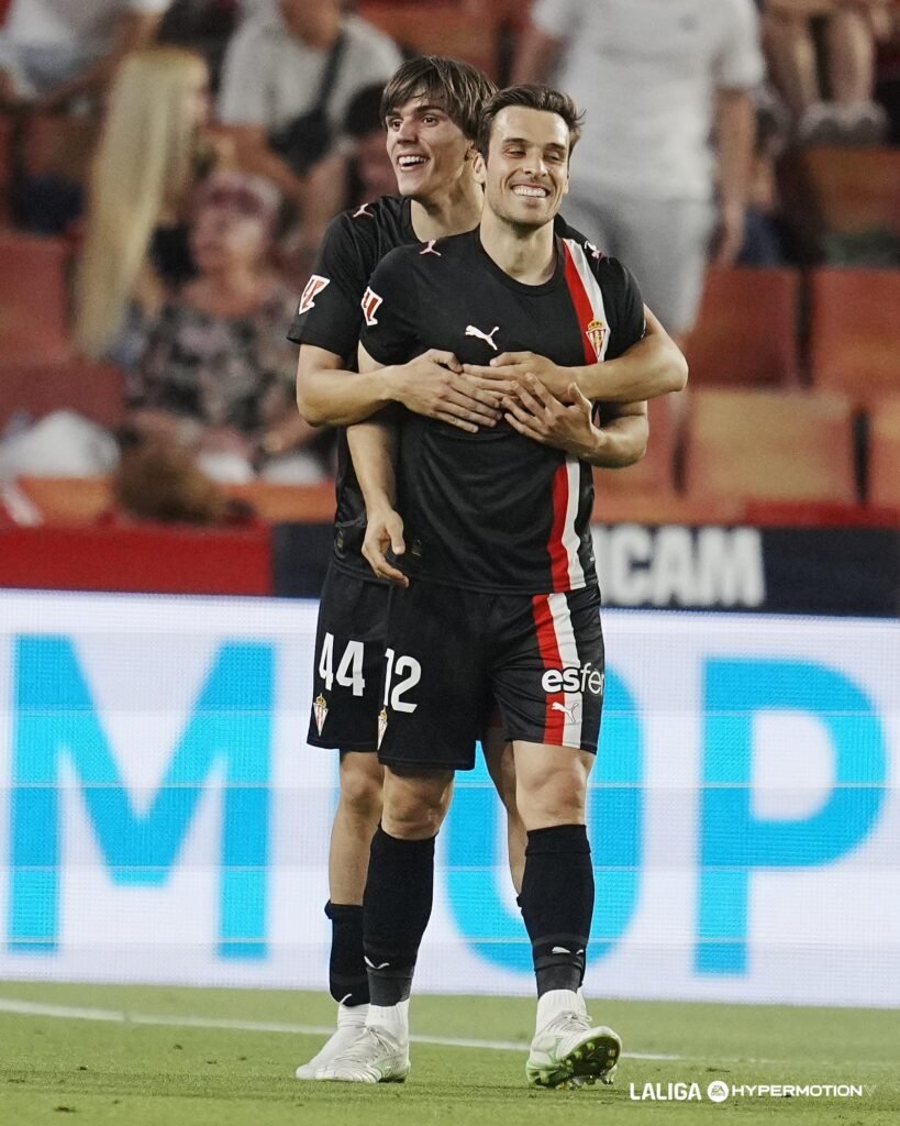 El Sporting sigue con ventaja en el mercado 1 El Sporting sigue en cabeza por hacerse con el joven central