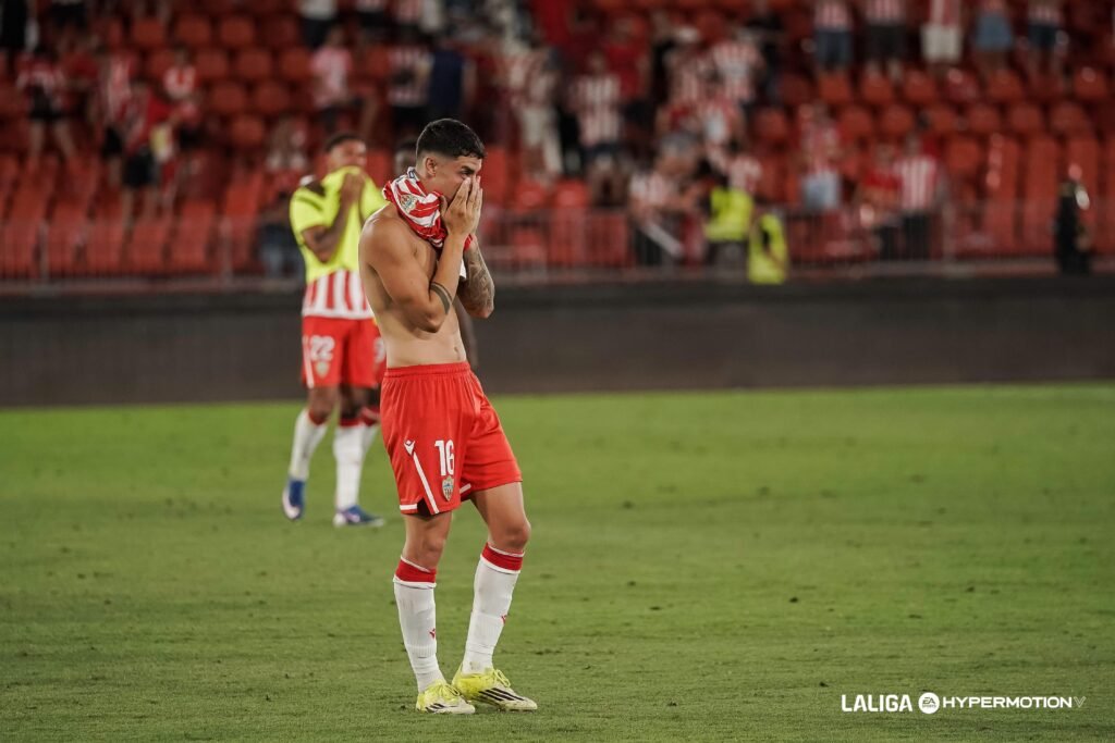 Al fondo, Chirino se lamenta de la derrota del Almería