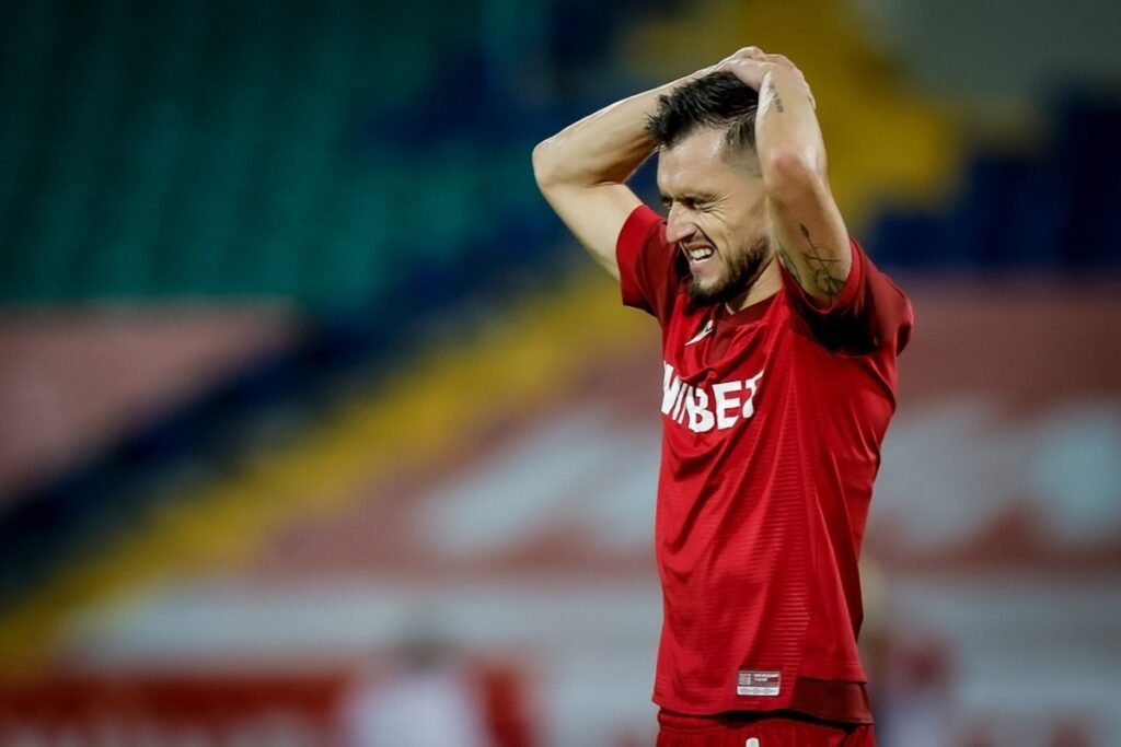 El Ceuta mira a su nuevo central 1 Adrián Lapeña, posible refuerzo del Ceuta, en su etapa con el CSKA Sofia