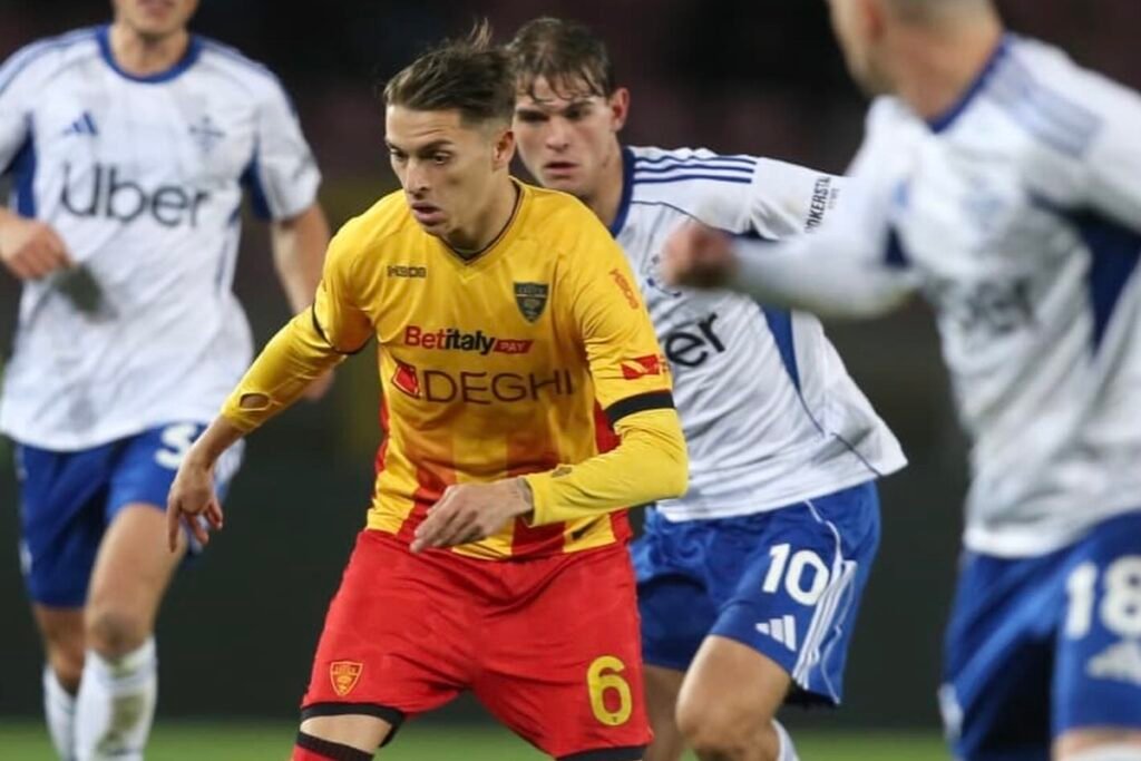 Sporting y Valladolid en la lucha por fichar desde Italia 1 El futbolista Álex Sala, en su etapa en el fútbol italiano con el Lecce, que sigue de cerca el Sporting y el Real Valladolid