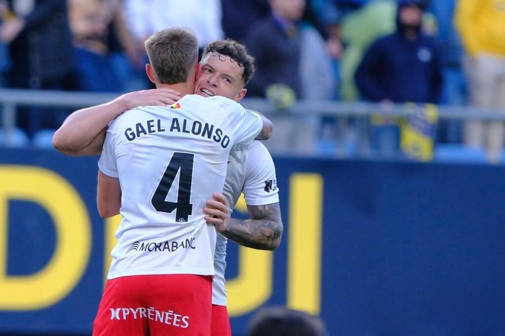 Gael Alonso, objetivo del Mallorca, junto a su compañero en la defensa Diego Alende