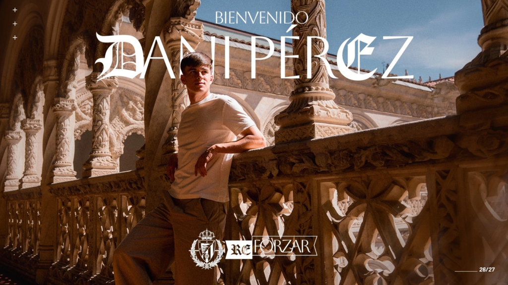 Dani Pérez posando como nuevo jugador del Real Valladolid
